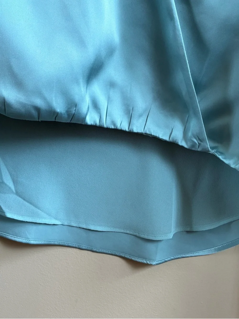 White House Black Market V Neck Satin Blue Green Blouse Size MED - Picture 6 of 7